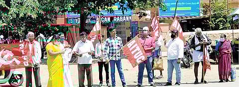 வாணியம்பாடி எல்ஐசி அலுவலகம் முன்பு ஆர்ப்பாட்டத்தில் ஈடுபட்ட அனைத்து தொழிற்சங்கத்தினர்.