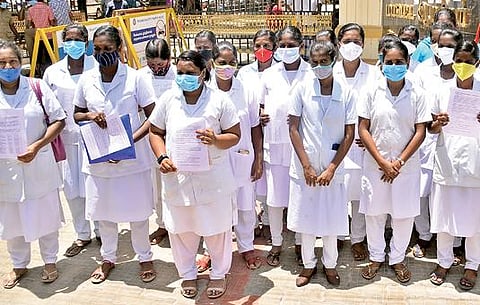 திருநெல்வேலி ஆட்சியர் அலுவலகத்தில் மனு அளிக்க வந்த கூடங்குளம் பகுதி தற்காலிக செவிலியர்கள்.படம்: மு. லெட்சுமி அருண்.