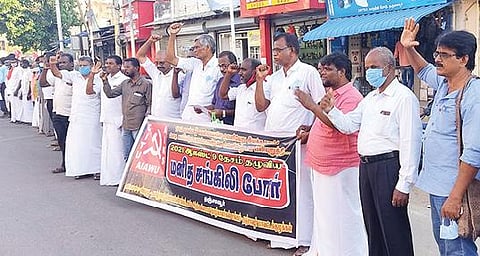 தஞ்சாவூரில் நேற்று நடைபெற்ற மனித சங்கிலி போராட்டத்தில் பங்கேற்றோர்.