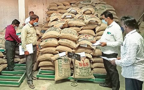 விழுப்புரத்தில் உள்ள விதை விற்பனை கிடங்கில் உள்ள விதைகளை  ஆய்வு செய்யும் வேளாண் அதிகாரிகள்.