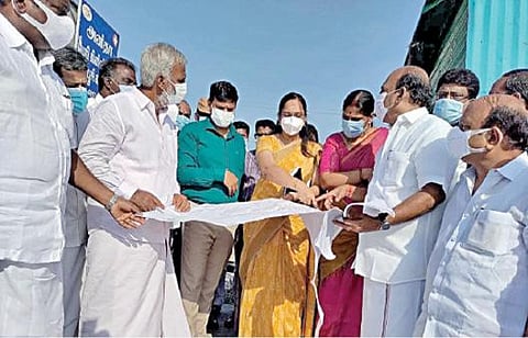 மாங்காடு காமாட்சி அம்மன் கோயிலுக்கு சொந்தமான நிலத்தில் கழிவுநீர் அகற்ற வேண்டி சுத்திகரிப்பு நிலையம் அமைப்பது தொடர்பாக இந்து சமய அறநிலையத் துறை அமைச்சர் பி.கே.சேகர் பாபு  ஆய்வு மேற்கொண்டார். ஊரக வளர்ச்சித் துறை அமைச்சர் தா.மோ.அன்பரசன், காஞ்சிபுரம் மாவட்ட ஆட்சியர் மா.ஆர்த்தி உள்ளிட்டோர் உடனிருந்தனர்.