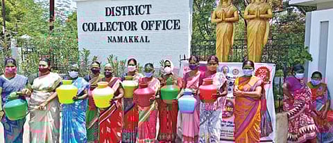 குடிநீர் வசதி செய்து தரக்கோரி காலிக்குடங்களுடன் நாமக்கல் மாவட்ட ஆட்சியர் அலுவலகத்துக்கு மனு அளிக்க வந்த ஏளூர் குமாரவேலி நகர் மக்கள்.