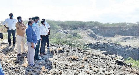 சென்னை உயர்நீதிமன்ற உத்தரவுப்படி  ஊத்துக்குளி கல் குவாரிகளில் ஆய்வு :