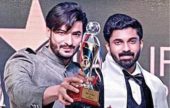 டெல்லியில் நடந்த இந்திய ஆணழகன் போட்டியில்  ‘மிஸ்டர் இந்தியா’. ‘மிஸ்டர் தமிழ்நாடு’ ஆகிய 2 பட்டங் களை வென்ற சென்னை சட்டக் கல்லூரி மாணவர் கவுஷிக் ராம். உடன் முன்னாள் ‘மிஸ்டர் இந்தியா’ தரம் சாவ்லானி.