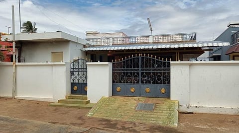 எஸ்.பி.வேலுமணியின் உறவினர் வீடு.