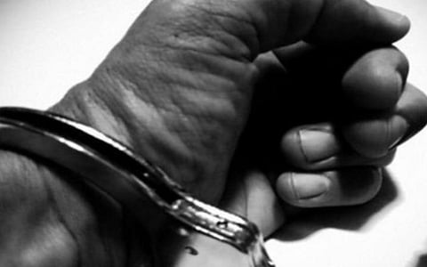 சிறுமிக்கு பாலியல் வன்கொடுமை: ஆசிரியருக்கு 10 ஆண்டுகள் சிறை