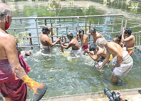 திருவண்ணாமலை அண்ணாமலையார் கோயிலில் உள்ள சிவகங்கை குளத்தில் நேற்று தீர்த்தவாரி நடைபெற்றது.