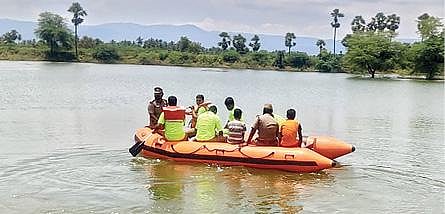 திருப்பத்தூர் ராவுத்தன்பட்டி ஏரியில் மீட்பு ஒத்திகையில் ஈடுபட்ட தீயணைப்பு வீரர்கள்.