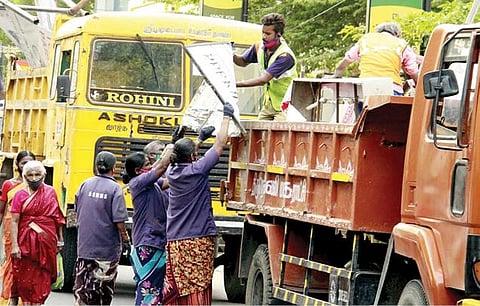 திருநெல்வேலி மாநகருக்கு உட்பட்ட சாலைகளில் அனுமதியில்லாமல் வைக்கப்பட்ட விளம்பரப் பலகைகள் மற்றும் ஆக்கிரமிப்புகளை அகற்றும் பணியில் மாநகராட்சி மற்றும் நெடுஞ்சாலைத்துறையினர் ஈடுபட்டனர். படம்: மு.லெட்சுமி அருண்