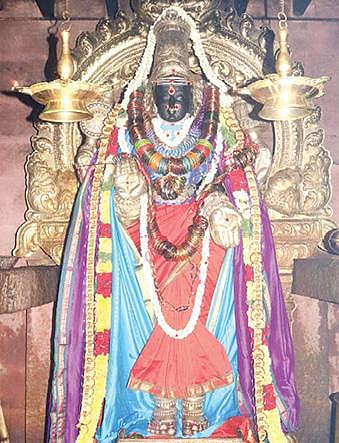 ஆடிப்பூரத்தை முன்னிட்டு தஞ்சாவூர் பெரிய கோயிலில் நேற்று சிறப்பு அலங்காரத்தில் எழுந்தருளிய பெருவுடையார். (அடுத்த படம்) சிறப்பு அலங்காரத்தில் காட்சியளித்த பெரியநாயகி அம்மன்.