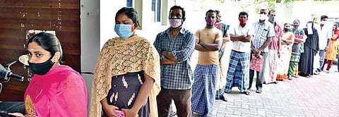 கோவேக்சின் 2-ம் தவணை தடுப்பு ஊசி செலுத்தி கொள்வதற்கு ஈரோடு காந்திஜி ரோடு நகர்ப்புற ஆரம்ப சுகாதார நிலையத்தில் வரிசையில் காத்திருந்த மக்கள்.