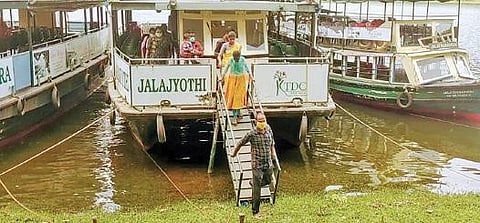 முல்லைப் பெரியாறு அணையில் படகு சவாரி செய்த சுற்றுலா பயணிகள்.