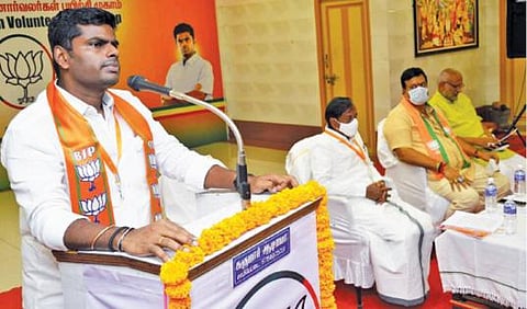 திண்டிவனத்தில் பாஜக சார்பில் நடைபெற்ற பயிற்சி முகாமில் கட்சியின் மாநிலத் தலைவர் அண்ணாமலை பேசுகிறார். உடன் பாஜக நிர்வாகிகள் சுதாகர் ரெட்டி, சிபி ராதாகிருஷ்ணன், ஹெச். ராஜா உள்ளிட்டோர்.