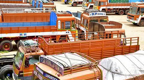 தமிழக அரசின் வெள்ளை அறிக்கையால் லாரி உரிமையாளர்கள் அச்சம்: வரி உயர்த்தும் எண்ணம் இருந்தால் கைவிட கோரிக்கை