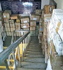 வாசகர்கள் அமர்ந்து படிக்க போதிய இடம் உள்ளிட்ட வசதிகளின்றி -  புத்தக பண்டல்களின் கிடங்காக மாறிய திருப்பூர் நூலகம்  :