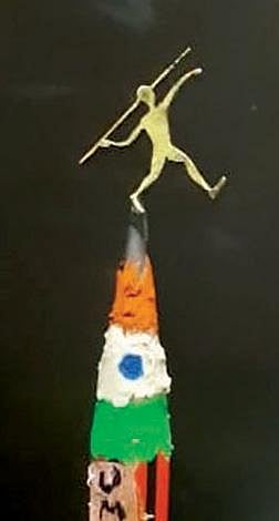 நீரஜ் சோப்ராவை போற்றும் வகையில் 100 மி.கிராம் தங்கத்தில் ஈட்டி எறியும் வடிவத்தை உருவாக்கிய தொழிலாளி