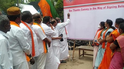 காரைக்காலில் பாஜக ஓபிசி அணி சார்பில் நடைபெற்ற கையெழுத்து இயக்க நிகழ்ச்சியில் பங்கேற்றோர்.