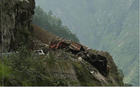 இமாச்சலில் நிலச்சரிவு; மண் மூடிய வாகனங்கள்: 32 பேர் உயிருடன் புதைந்தனர்