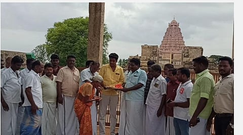 கங்கை கொண்ட சோழபுரத்தில் இனிப்பு வழங்கி கொண்டாடும் மக்கள்.