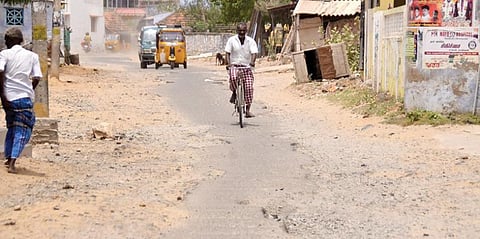 திருநெல்வேலி டவுனில் இருந்து குறுக்குத்துறை வழியாக மேலப்பாளையம் செல்லும் சாலையில், மேலநத்தம் பகுதியில் சாலை முழுவதும் தார் பெயர்ந்து, ஒற்றையடித் தடமாக மாறியுள்ளது. குடிநீர்க்குழாய் உடைந்து தண்ணீரும் ஒருபுறம் தேங்கியுள்ளது. மிக முக்கிய வழித்தடமான இச்சாலை சீரமைக்கப்படுமா? படம்: மு.லெட்சுமி அருண்.