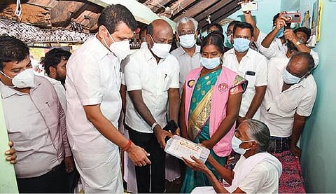 கரூர் மாவட்டம் அரவக்குறிச்சி அருகேயுள்ள பெரியவளையப்பட்டியில் மக்களைத் தேடி மருத்துவம் திட்டத்தின் கீழ் ஒரு மூதாட்டியின் வீட்டுக்கு நேற்று நேரில் சென்று மருந்து, மாத்திரைப் பெட்டியை வழங்கும் அமைச்சர்கள் மா.சுப்பிரமணியன், வி.செந்தில்பாலாஜி ஆகியோர். உடன், ஆட்சியர் த.பிரபுசங்கர் உள்ளிட்டோர்.