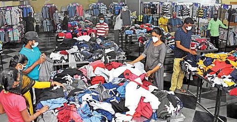 ஈரோடு சம்பத் நகர் கொங்கு கலையரங்கத்தில் டெம்டேஷன் நிறுவனத்தின் ஏற்றுமதி தரம் மிக்க பனியன், டி-சர்ட்  விற்பனை நடந்து வருகிறது.