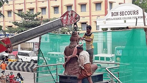 திண்டுக்கல்லில் தனியார் பள்ளி முன்  அனுமதியின்றி வைக்கப்பட்ட திருவள்ளுவர் சிலை அகற்றப்பட்டது.