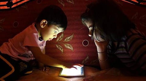 செல்போனை தொடர்ந்து பார்ப்பதால் இளம்வயதில் குழந்தைகளுக்கு மாறுகண், கிட்டப்பார்வை: அகர்வால் கண் மருத்துவமனை எச்சரிக்கை