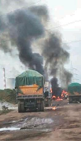 தீ வைக்கப்பட்ட நிலக்கரி சாம்பல் ஏற்றிய லாரி கொழுந்து  விட்டு எரிகிறது.