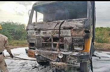 நிலக்கரி சாம்பல் லாரி மோதி தொழிலாளி உயிரிழப்பு -  நெய்வேலியில் 5 லாரிகளுக்கு தீ வைத்த பொதுமக்கள்  :  பதற்றத்தை தணிக்க போலீஸ் குவிப்பு