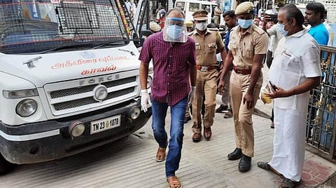 விழுப்புரத்தில் உள்ள தனியார் மருத்துவமனைக்கு பேரறிவாளன் பலத்த போலீஸ் பாதுகாப்புடன் அழைத்துவரப்பட்டார்.