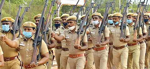 தூத்துக்குடி தருவை மைதானத்தில்  சுதந்திர தின அணிவகுப்பு ஒத்திகையில் ஈடுபட்ட காவல் துறையினர். 			     படம்: என்.ராஜேஷ்