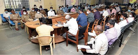 கிருஷ்ணகிரியில் ஆட்சியர் ஜெயசந்திர பானு ரெட்டி தலைமையில் நடந்த சட்டம், ஒழுங்கு தொடர்பான ஆலோசனைக் கூட்டத்தில் பலதுறைகளைச் சேர்ந்த அதிகாரிகள் கலந்துகொண்டனர்.