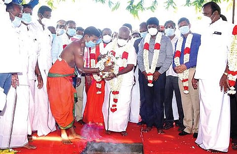 செஞ்சி அருகே சத்தியமங்கலத்தில் மோட்டார் வாகன ஆய்வாளர் அலுவலக கட்டிடம் கட்ட பூமி பூஜை செய்து அமைச்சர் மஸ்தான் தொடக்கி வைத்தார்.