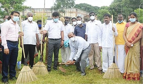 கடலூர் வில்வராயநத்தம் பூங்காவை சுத்தம் செய்யும் பணியினை மாவட்ட ஆட்சியர் கி.பாலசுப்ரமணியம் தொடக்கி வைத்தார். அருகில் ஐயப்பன் எம்எல்ஏ.