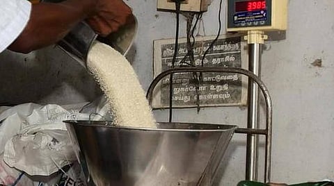 திருப்பூரில் வட மாநில தொழிலாளர்களுக்கு உணவு வழங்குவதற்காக முறைகேடாக ரேஷன் அரிசியை வாங்கும் நிறுவனங்கள்