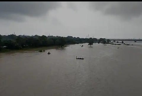 உ.பி.யில் கடும் மழையால் நீரில் மூழ்கிய கிராமங்கள்: பாதிப்பை ஹெலிகாப்டரில் பார்வையிட்ட முதல்வர் யோகி