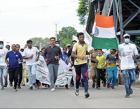 75-வது சுதந்திர தினத்தை முன்னிட்டு வேலூர் கோட்டையிலிருந்து விழிப்புணர்வு ஓட்டம் நேற்று நடைபெற்றது. இதனை, மாவட்ட ஆட்சியர் குமாரவேல் பாண்டியன் தொடங்கி வைத்து ஓட்டத்தில் பங்கேற்றார்.படம்: வி.எம்.மணிநாதன்.