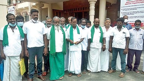 திருவண்ணாமலை மாவட்ட ஆட்சியர் பா.முருகேஷை நேற்று சந்தித்த பிறகு வெளியே வந்த அய்யாக்கண்ணு தலைமையிலான விவசாயிகள்.  படம்: இரா.தினேஷ்குமார்.