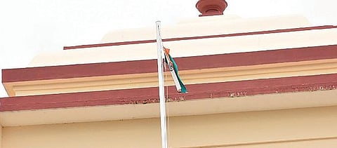 திருவண்ணாமலை மாவட்ட ஆட்சியர் அலுவலகத்தில் புதிதாக நேற்று ஏற்றப்பட்ட தேசிய கொடி.  படம்: இரா.தினேஷ்குமார்.