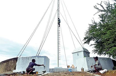 சுதந்திர தினத்தை முன்னிட்டு, மாவட்ட ஆட்சியர் தேசியக்கொடி ஏற்ற உள்ள வேலூர் கோட்டை கொத்தளத்தில் கொடிக்கம்பம் மற்றும் அதனை சுற்றியுள்ள இடங்களில் தூய்மைப்படுத்தி வெள்ளை அடிக்கும் பணி நடைபெற்று வருகிறது.படம்:வி.எம்.மணிநாதன்.