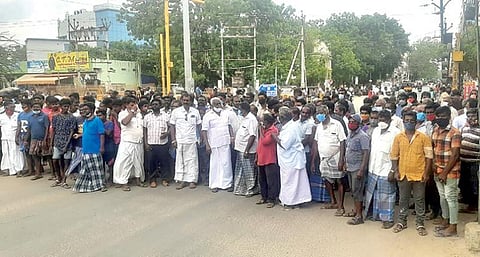 தூத்துக்குடியில் மார்க்கெட் அருகேயுள்ள சாலையின் நடுவே தடுப்புச் சுவர் அமைக்க எதிர்ப்பு தெரிவித்து மறியலில் ஈடுபட்ட வியாபாரிகள். 							 	 படம்: என்.ராஜேஷ்