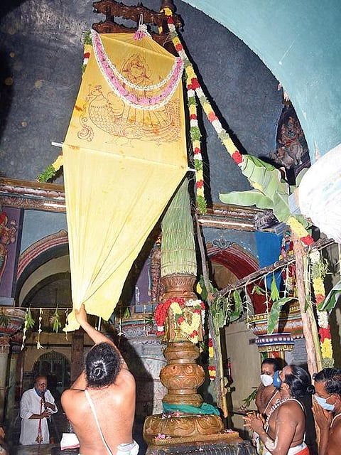 தஞ்சாவூர் அருகே புன்னைநல்லூர் மாரியம்மன் கோயிலில் நேற்று நடைபெற்ற ஆவணி திருவிழா கொடியேற்றம்.