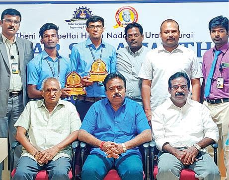 புதுமை இயந்திர உருவாக்கல் போட்டியில் வெற்றிபெற்ற தேனி நாடார் சரஸ்வதி பொறியியல் மற்றும் தொழில்நுட்ப கல்லூரி மாணவர்களுக்கு பாராட்டு தெரிவித்த கல்லூரி நிர்வாகிகள்.