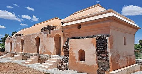 கல்லல் அருகே அரண்மனை சிறுவயலில் பழமை மாறாமல் புதுப்பிக்கப்பட்ட மருதுபாண்டியர் கோட்டை