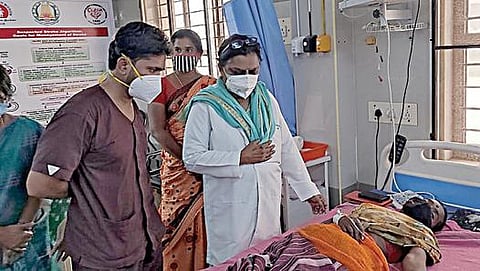 சிவகங்கை அரசு மருத்துவக் கல்லூரி மருத்துவமனையில் சிகிச்சை பெற்று வரும் தொழிலாளர்களை பார்வையிட்ட டீன் ரேவதி.