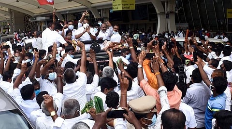 கோவை விமான நிலையத்தில் எம்எல்ஏ எஸ்.பி.வேலுமணிக்கு இன்று வரவேற்பு அளித்த அதிமுக தொண்டர்கள். படம்:ஜெ.மனோகரன்.