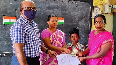 அரசுப் பள்ளியில் சேர்ந்த மாணவருக்கு மாலை அணிவித்து வரவேற்பு