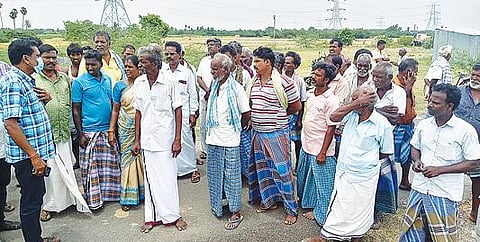 வந்தவாசி அடுத்த சளுக்கை கிராமத்தில் சாலை மறியலில் ஈடுபட்ட பொதுமக்கள்.