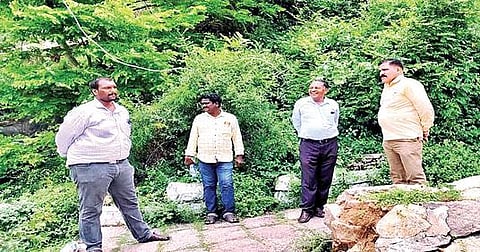 வந்தவாசி  அடுத்த வெண்குன்றம் மலையில் நேற்று ஆய்வு செய்த திருவண்ணாமலை இந்து சமய அறநிலையத்துறை இணை ஆணையர் கஜேந்திரன்.